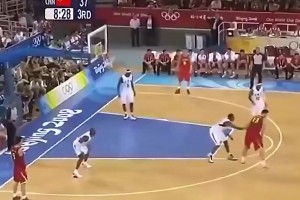 08奥运易建联隔着安东尼上演炸裂补扣！瓜哥：这谁的部将？