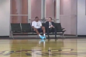 龙哥要危？普雷斯蒂与阿龙维金斯在此前队内训练期间谈话~