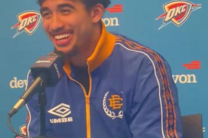 从76人来雷霆之后彻底活了！麦凯恩参加赛后发布会这身打扮好潮