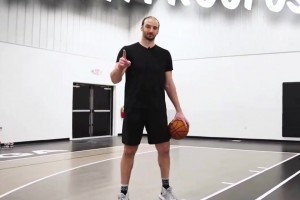 nba球员与普通人差距多大？前爵士科斯塔库佛斯与爱好者单挑